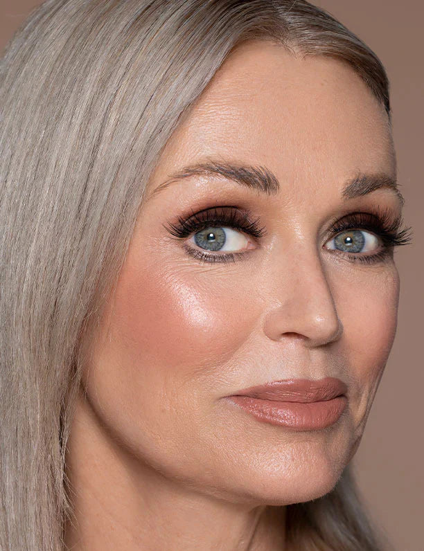 L.A. Girl - Tinted Foundation-Beige  4pc Set + 1 Full Size Product Worth 25% Value Free